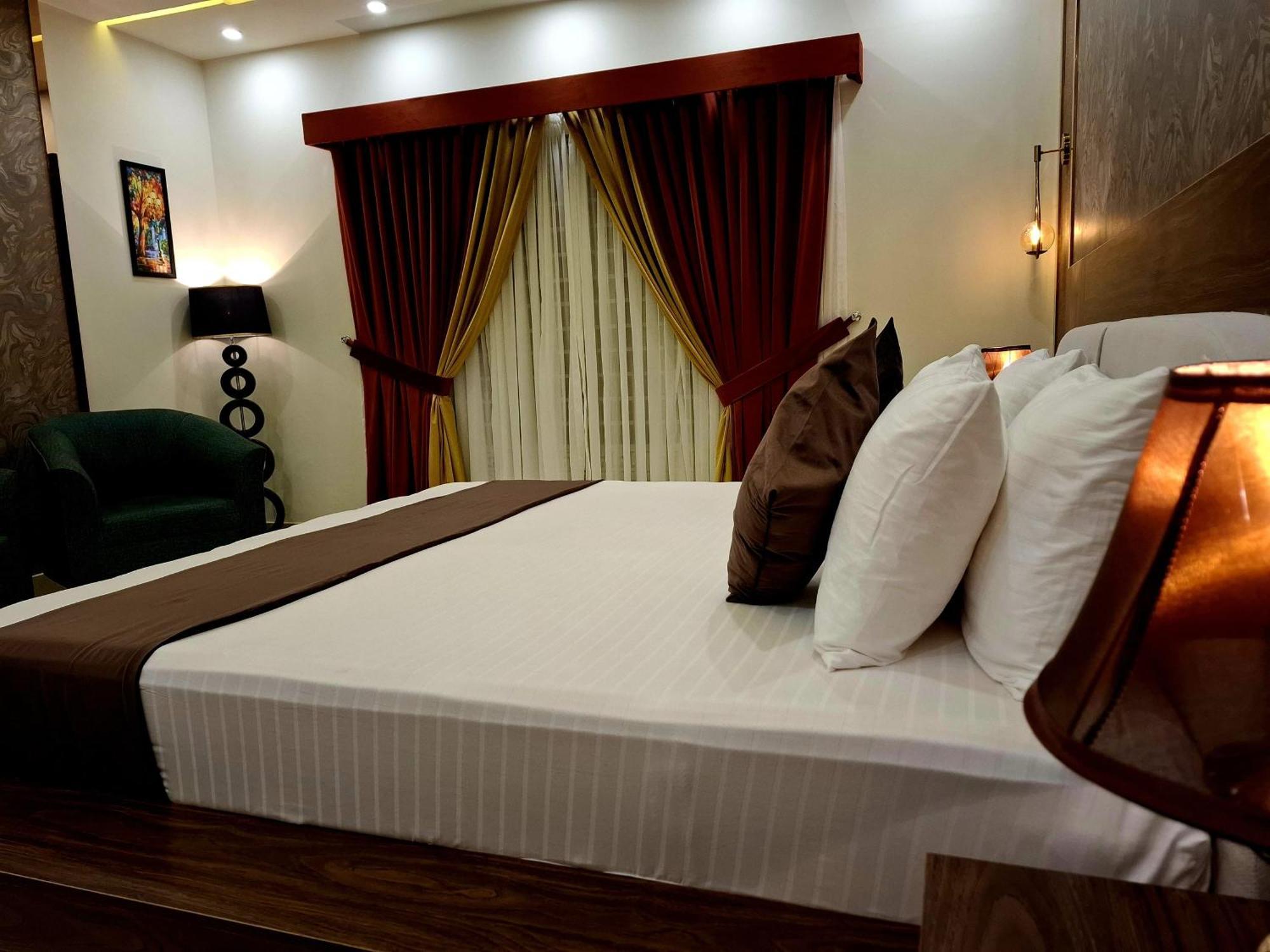Royal Galaxy Hotel & Residence - Near Islamabad International Airport & Motorway エクステリア 写真